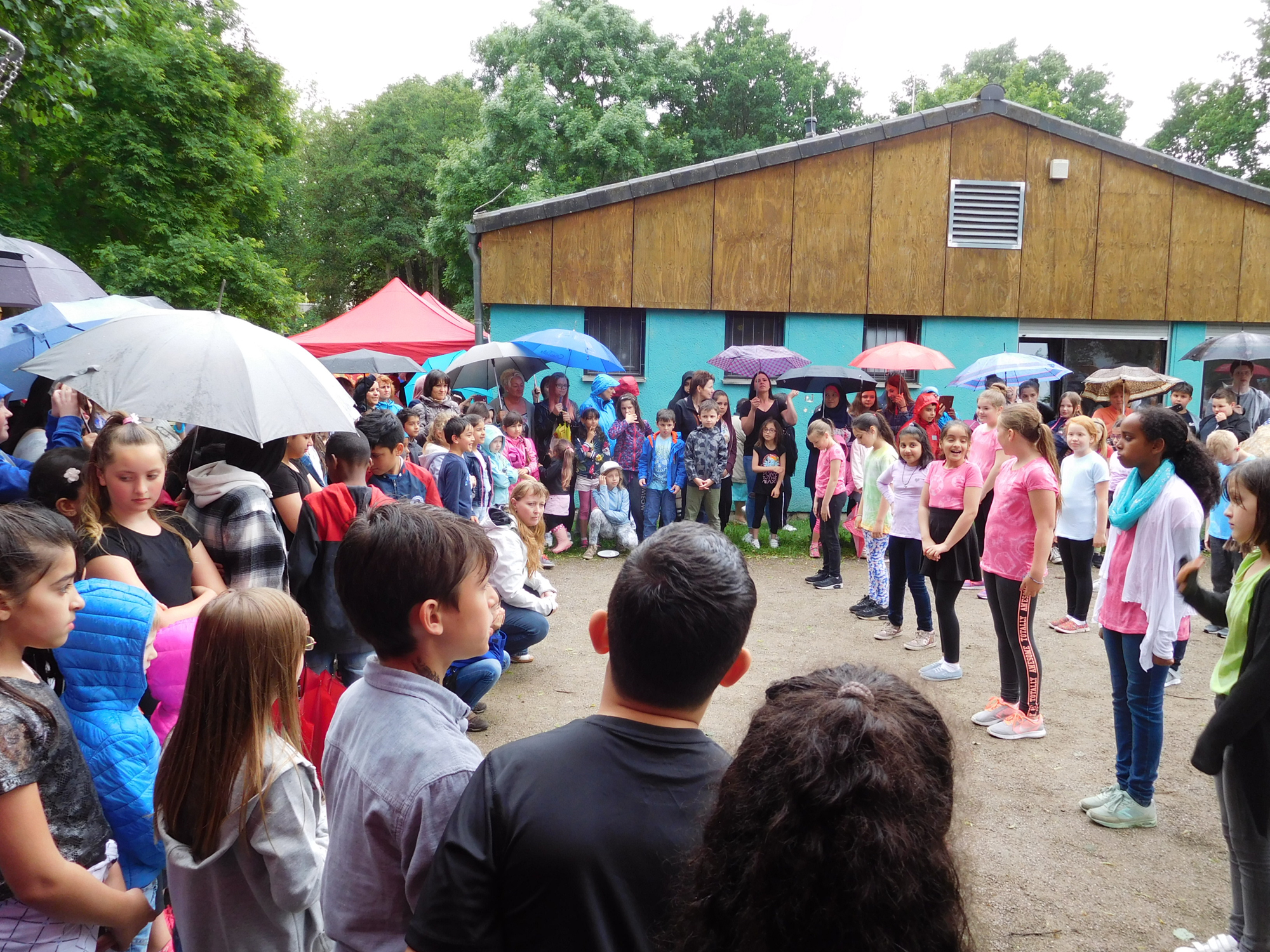 9.6.17, Nachbarschaftsfest Brückenhof, Auftritt Kita und Schulen