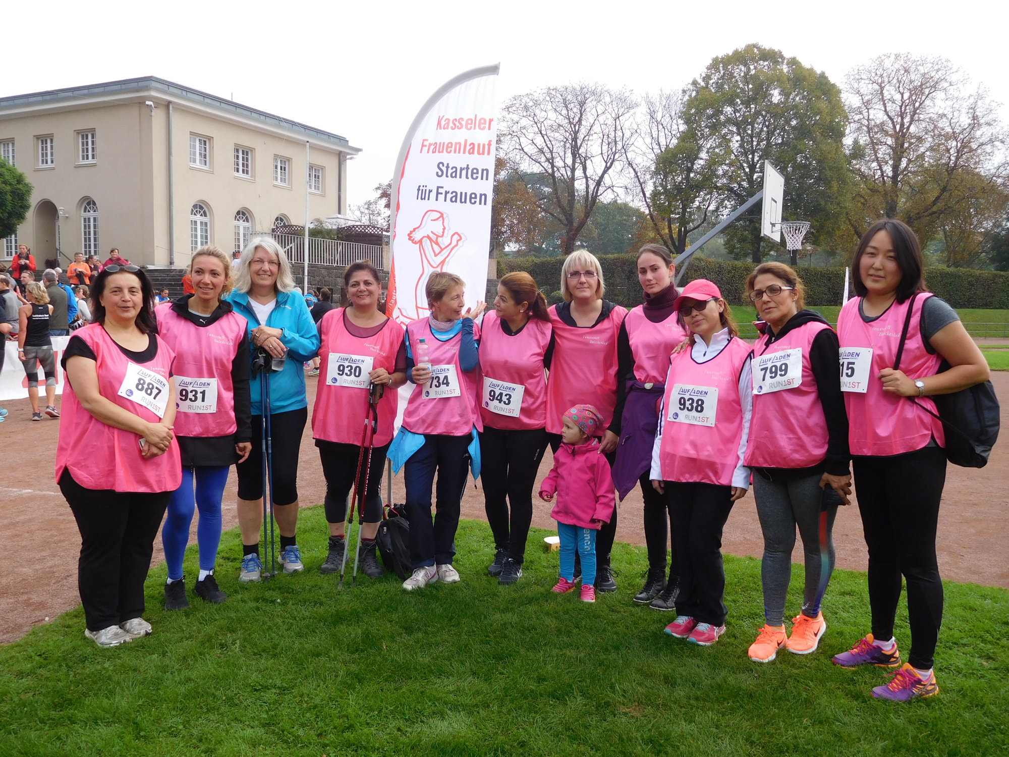 24.9.17, Eine Gruppe aus Vorstand, Mitarbeiterinnen und Besucherinnen beim Kasseler Frauenlauf