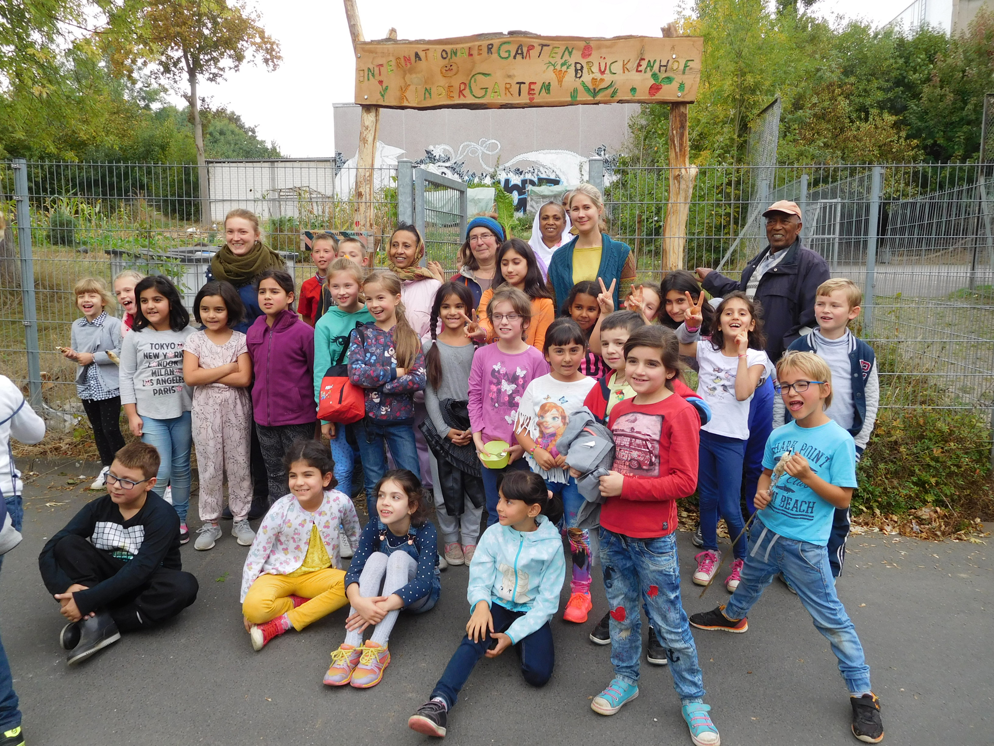 30.9.16, Kindergarten Herbstfest, Einweihung neues Eingangsschild mit Gärtnern vom Internationalen Garten Brückenhof