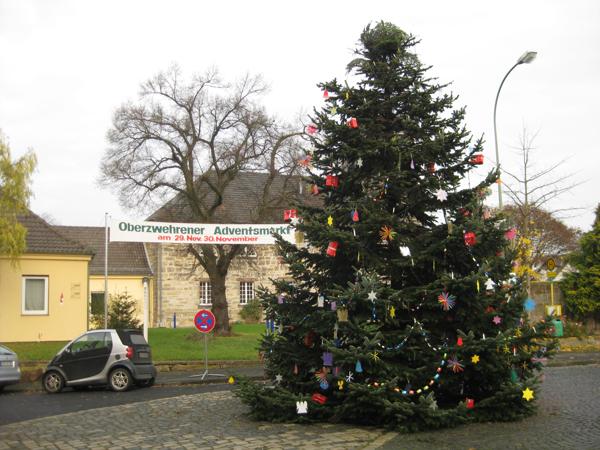 29. November, Adventsmarkt Oberzwehren, Baumschmückaktion Kita Nikolaus von Flüe