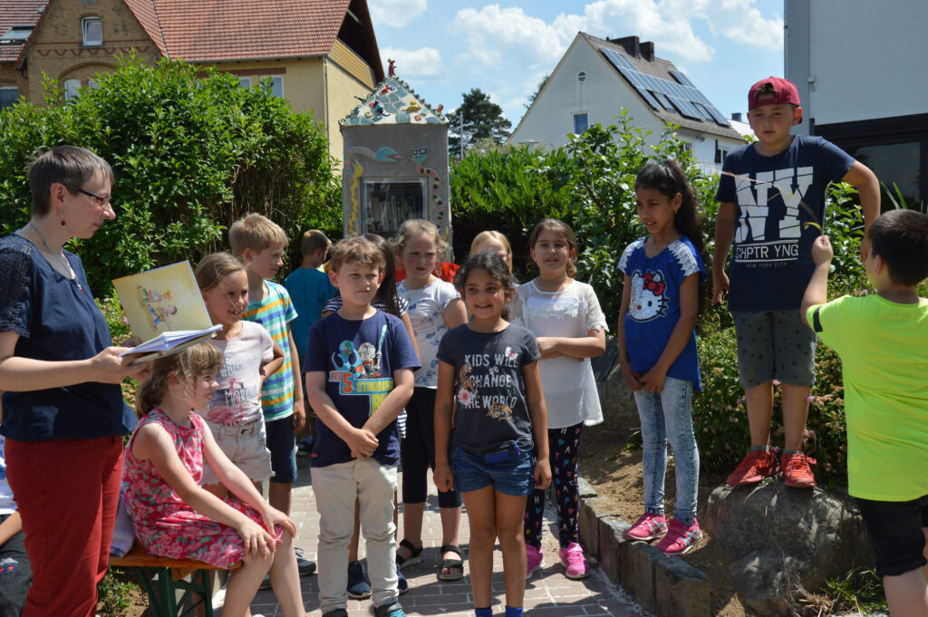 Einweihung Buecherschrank Altenbaunaer Straße 5 im Juni